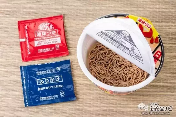 「汁がなくても旨いか、食べた！ 『日清の汁なしどん兵衛 ラー油香るラーそば』は、温でも冷でも食べられるカップ麺！」の画像
