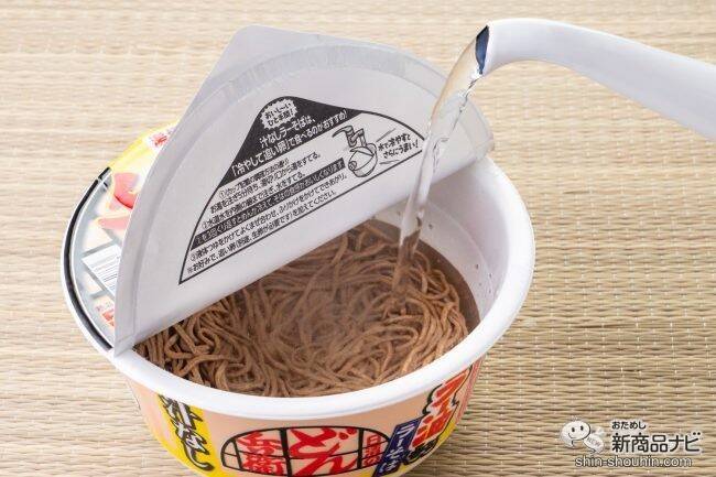 汁がなくても旨いか、食べた！ 『日清の汁なしどん兵衛 ラー油香るラーそば』は、温でも冷でも食べられるカップ麺！