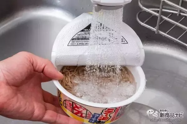 「汁がなくても旨いか、食べた！ 『日清の汁なしどん兵衛 ラー油香るラーそば』は、温でも冷でも食べられるカップ麺！」の画像