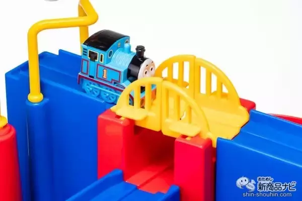 「おうち遊びが充実！ 『きかんしゃトーマス　レッツゴー大冒険！』は指先から脳を鍛える知育玩具！」の画像
