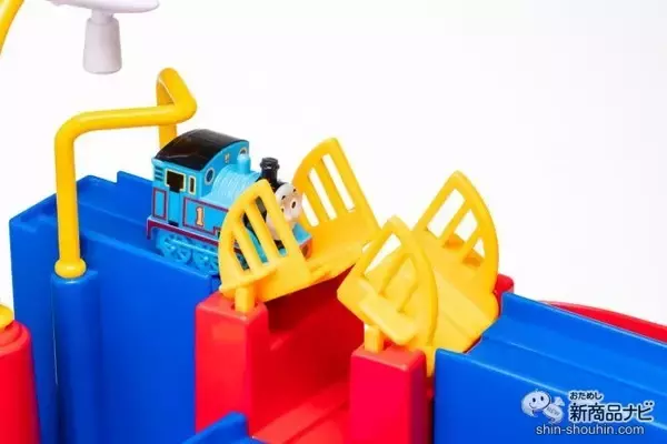 「おうち遊びが充実！ 『きかんしゃトーマス　レッツゴー大冒険！』は指先から脳を鍛える知育玩具！」の画像