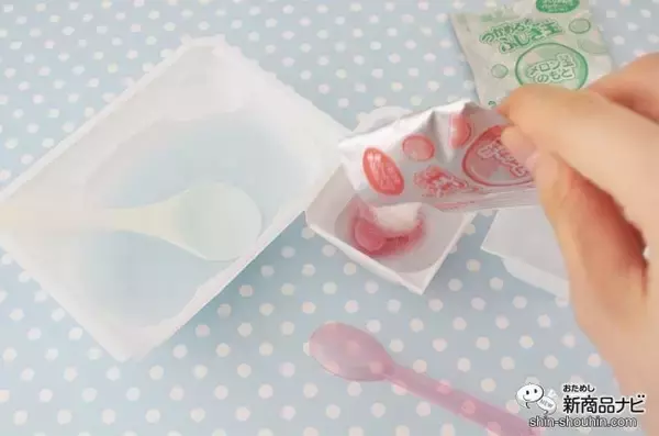 「限定フレーバーが新登場！ 実験みたいなふしぎな体験ができる知育菓子Ⓡ『つかめる！ふしぎ玉 スイカ味＆メロン味』をやってみよう！」の画像