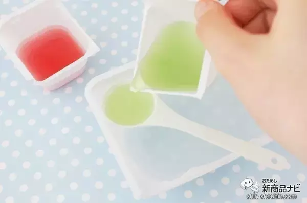 「限定フレーバーが新登場！ 実験みたいなふしぎな体験ができる知育菓子Ⓡ『つかめる！ふしぎ玉 スイカ味＆メロン味』をやってみよう！」の画像