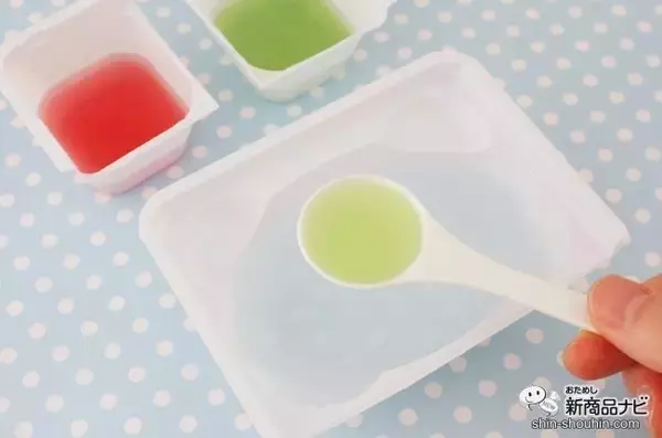 「限定フレーバーが新登場！ 実験みたいなふしぎな体験ができる知育菓子Ⓡ『つかめる！ふしぎ玉 スイカ味＆メロン味』をやってみよう！」の画像