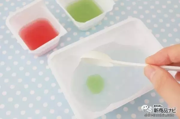 「限定フレーバーが新登場！ 実験みたいなふしぎな体験ができる知育菓子Ⓡ『つかめる！ふしぎ玉 スイカ味＆メロン味』をやってみよう！」の画像