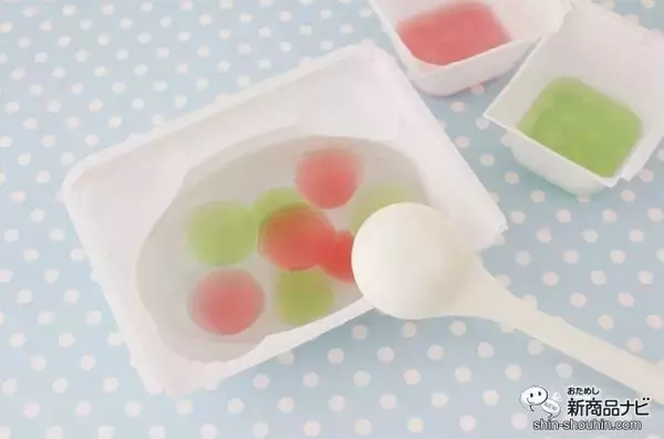 「限定フレーバーが新登場！ 実験みたいなふしぎな体験ができる知育菓子Ⓡ『つかめる！ふしぎ玉 スイカ味＆メロン味』をやってみよう！」の画像