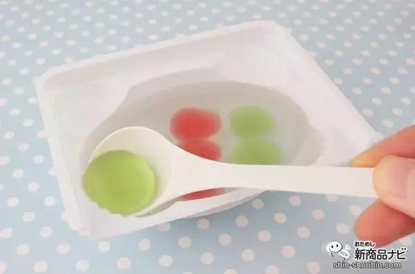 「限定フレーバーが新登場！ 実験みたいなふしぎな体験ができる知育菓子Ⓡ『つかめる！ふしぎ玉 スイカ味＆メロン味』をやってみよう！」の画像