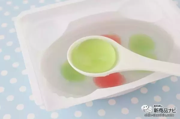 「限定フレーバーが新登場！ 実験みたいなふしぎな体験ができる知育菓子Ⓡ『つかめる！ふしぎ玉 スイカ味＆メロン味』をやってみよう！」の画像