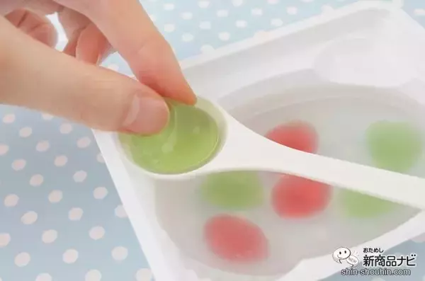 「限定フレーバーが新登場！ 実験みたいなふしぎな体験ができる知育菓子Ⓡ『つかめる！ふしぎ玉 スイカ味＆メロン味』をやってみよう！」の画像