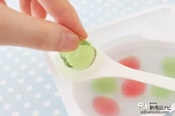 「限定フレーバーが新登場！ 実験みたいなふしぎな体験ができる知育菓子Ⓡ『つかめる！ふしぎ玉 スイカ味＆メロン味』をやってみよう！」の画像