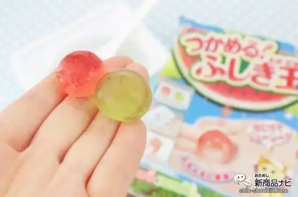 「限定フレーバーが新登場！ 実験みたいなふしぎな体験ができる知育菓子Ⓡ『つかめる！ふしぎ玉 スイカ味＆メロン味』をやってみよう！」の画像