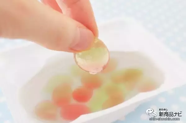 「限定フレーバーが新登場！ 実験みたいなふしぎな体験ができる知育菓子Ⓡ『つかめる！ふしぎ玉 スイカ味＆メロン味』をやってみよう！」の画像