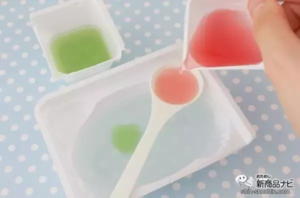 「限定フレーバーが新登場！ 実験みたいなふしぎな体験ができる知育菓子Ⓡ『つかめる！ふしぎ玉 スイカ味＆メロン味』をやってみよう！」の画像