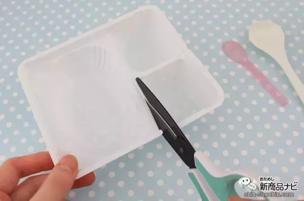 「限定フレーバーが新登場！ 実験みたいなふしぎな体験ができる知育菓子Ⓡ『つかめる！ふしぎ玉 スイカ味＆メロン味』をやってみよう！」の画像