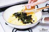 「用意するのはたまご3個だけ!? 理研ビタミン『わかめときくらげの玉子炒めの素』でパパっと一品！」の画像12