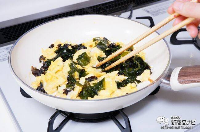 用意するのはたまご3個だけ!? 理研ビタミン『わかめときくらげの玉子炒めの素』でパパっと一品！