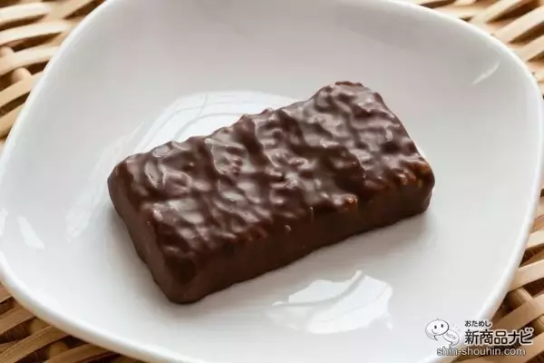 「チョコ×芋けんぴ！ ガリッと新食感の『ブラックサンダー　芋けんぴサンダー』がイモーショナルな美味しさ！」の画像