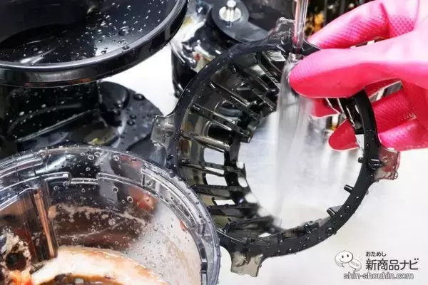 「組み立てと洗浄が簡単！ 初めてでも使いやすい『ヒューロム スロージューサー アドバンスド100』でおいしいジュース生活を」の画像