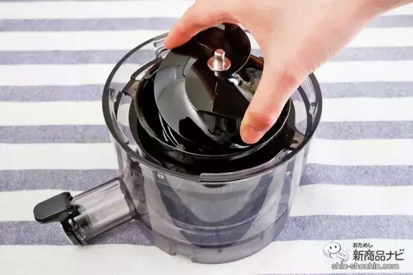 「組み立てと洗浄が簡単！ 初めてでも使いやすい『ヒューロム スロージューサー アドバンスド100』でおいしいジュース生活を」の画像