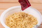 「インパクト・ファースト！『日清焼そばU.F.O. 白い濃い濃い濃厚ソース』を通常版と食べ比べてわかったこと」の画像13