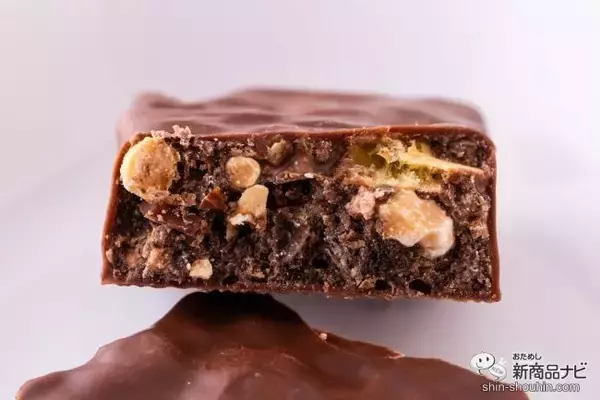 「休憩時間くらいエレガントに過ごさない？ たった50円で楽しめる『ブラックサンダー優雅な余韻ジャンドゥーヤ 』を味わってみた」の画像