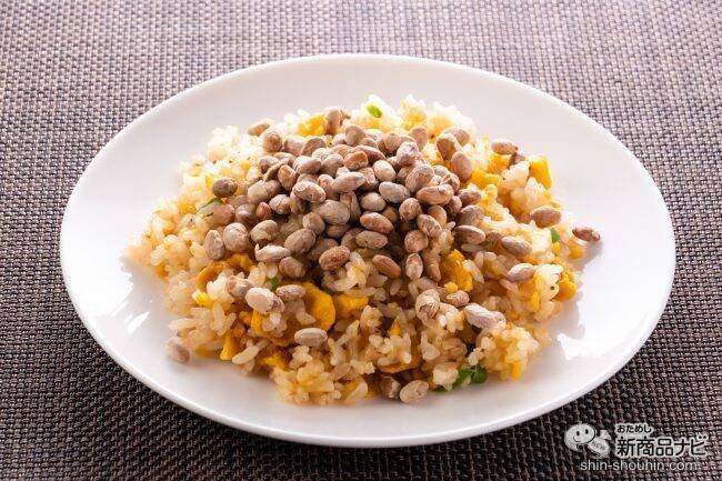 【新感覚】ふりかけて食べる納豆!?『フリーズドライ納豆　粒タイプ』をチャーハンにかけて食べてみた！