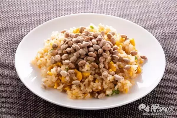「【新感覚】ふりかけて食べる納豆!?『フリーズドライ納豆　粒タイプ』をチャーハンにかけて食べてみた！」の画像