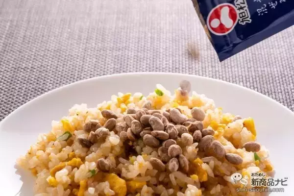 「【新感覚】ふりかけて食べる納豆!?『フリーズドライ納豆　粒タイプ』をチャーハンにかけて食べてみた！」の画像