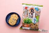 「たっぷり黒大豆に枝豆の風味をプラス！ 夏だけの期間限定『丸大豆せんべい 枝豆香る塩味』を初めて食べてみた」の画像1