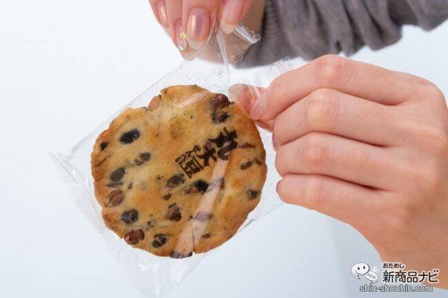 たっぷり黒大豆に枝豆の風味をプラス！ 夏だけの期間限定『丸大豆せんべい 枝豆香る塩味』を初めて食べてみた