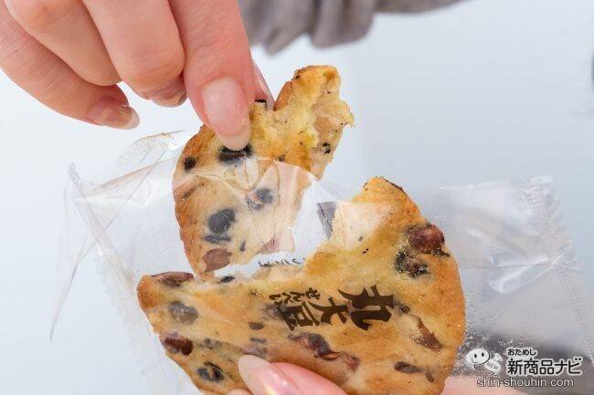たっぷり黒大豆に枝豆の風味をプラス！ 夏だけの期間限定『丸大豆せんべい 枝豆香る塩味』を初めて食べてみた
