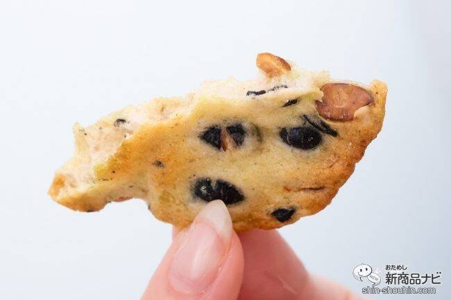 たっぷり黒大豆に枝豆の風味をプラス！ 夏だけの期間限定『丸大豆せんべい 枝豆香る塩味』を初めて食べてみた