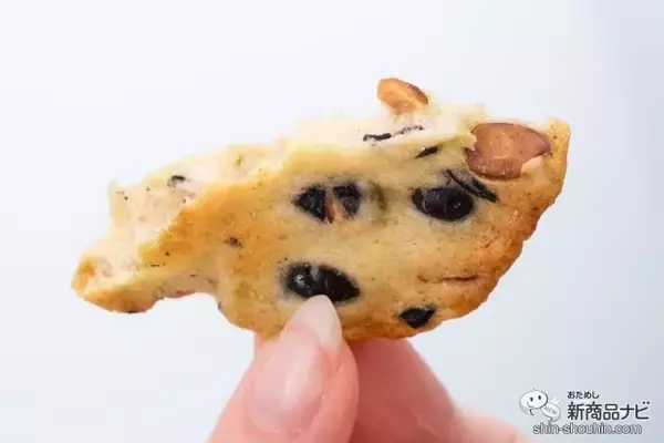 「たっぷり黒大豆に枝豆の風味をプラス！ 夏だけの期間限定『丸大豆せんべい 枝豆香る塩味』を初めて食べてみた」の画像