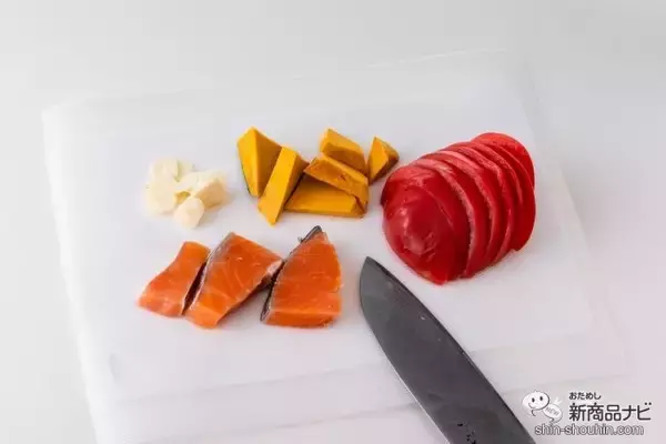 「ニオイ移りや汚れとさよなら！ 『銀イオン配合 抗菌まな板シート』をシーンによって活用しよう！ 使い捨てなので衛生面も◎」の画像