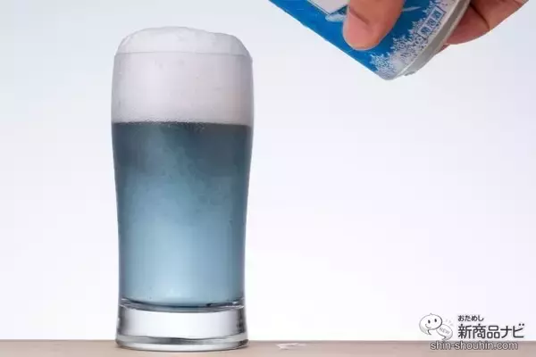 「青、緑…!?  網走ビールの『 流氷ドラフト/知床ドラフト』の度肝を抜くカラフルな衝撃【飲んでみた】」の画像