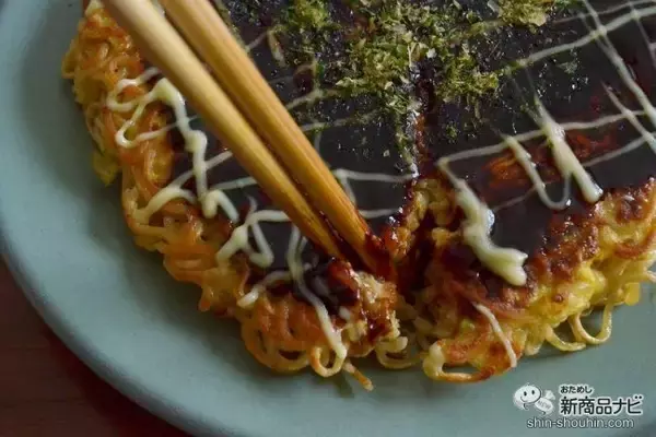 「卵2個とフライパンでできる 『明星 一平ちゃん夜店のモダン焼き風セット』の”わが家でお祭り”感！【作ってみた】」の画像