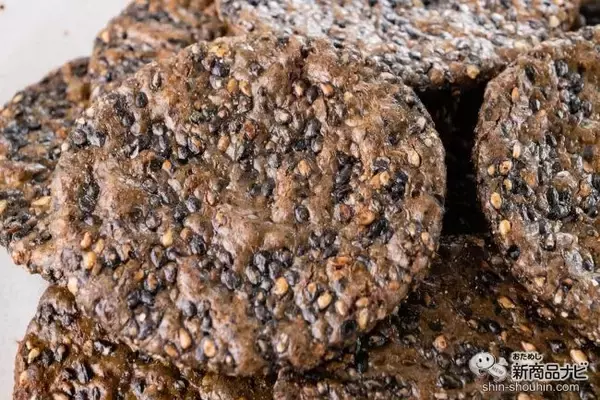 「黒胡麻の美味しさぎゅぎゅぎゅっ！ おせんべいなのに栄養たっぷりのカネフク製菓『多胡麻』を徹底レビュー！」の画像