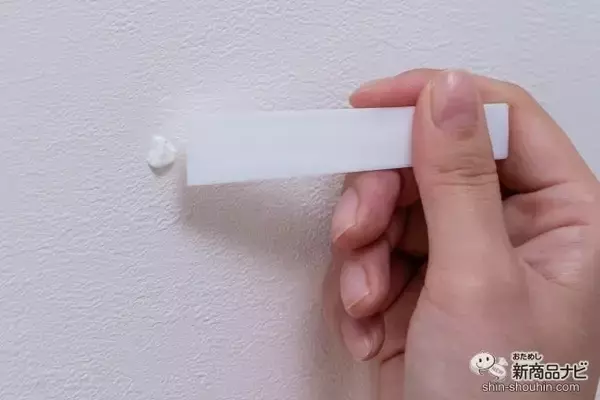 「穴の空いた壁紙が3ステップで簡単補修！ 年末の掃除にぴったりな『ボンド 屋内用パテ』を使ってみた！」の画像