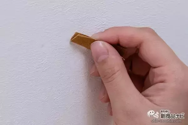 「穴の空いた壁紙が3ステップで簡単補修！ 年末の掃除にぴったりな『ボンド 屋内用パテ』を使ってみた！」の画像