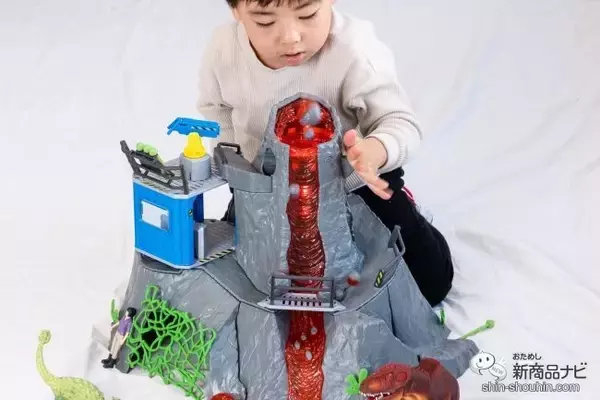「ピカピカ光ってどっかーーーんッッと大爆発！ なんとリアルな煙まで!? シュライヒの恐竜シリーズに『火山大爆発！ ダイノアドベンチャー』が新登場」の画像