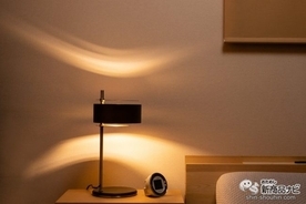 お部屋でお月見！ 置く場所に合わせて変化する『LED Lunari （ルナーリー） デスクランプ』で光遊びを楽しもう