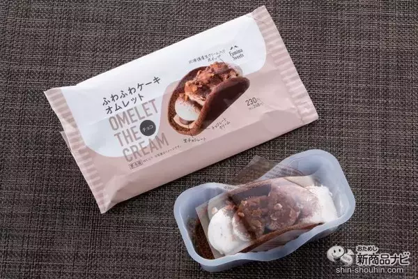 「【本日発売】新食感ファミマ新スイーツ『ふわふわケーキオムレット チーズ/チョコ』が柔らかすぎた！」の画像