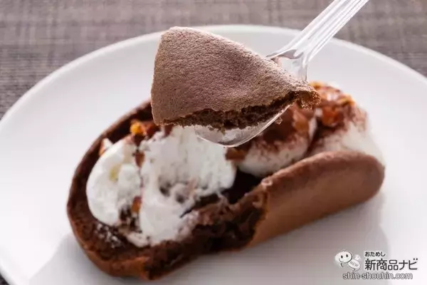 「【本日発売】新食感ファミマ新スイーツ『ふわふわケーキオムレット チーズ/チョコ』が柔らかすぎた！」の画像