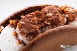 「【本日発売】新食感ファミマ新スイーツ『ふわふわケーキオムレット チーズ/チョコ』が柔らかすぎた！」の画像21