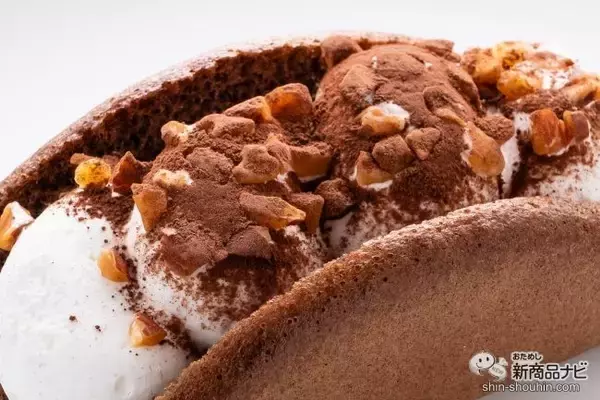 「【本日発売】新食感ファミマ新スイーツ『ふわふわケーキオムレット チーズ/チョコ』が柔らかすぎた！」の画像