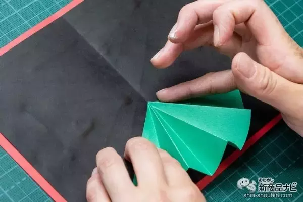「細口ノズルで貼り付け上手！ 親子で楽しむクリスマスカード作りには『ボンド ペーパーキレイ』を使おう！」の画像