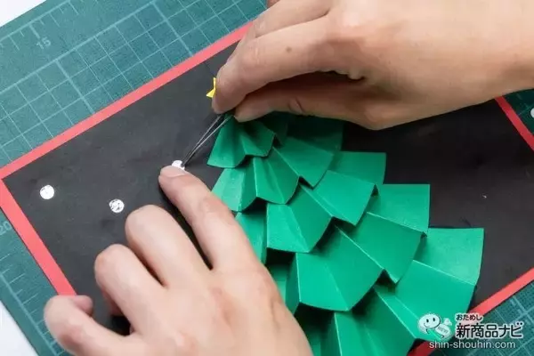 「細口ノズルで貼り付け上手！ 親子で楽しむクリスマスカード作りには『ボンド ペーパーキレイ』を使おう！」の画像