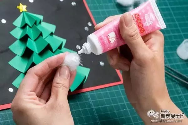 「細口ノズルで貼り付け上手！ 親子で楽しむクリスマスカード作りには『ボンド ペーパーキレイ』を使おう！」の画像
