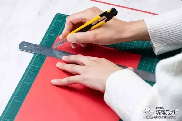「細口ノズルで貼り付け上手！ 親子で楽しむクリスマスカード作りには『ボンド ペーパーキレイ』を使おう！」の画像