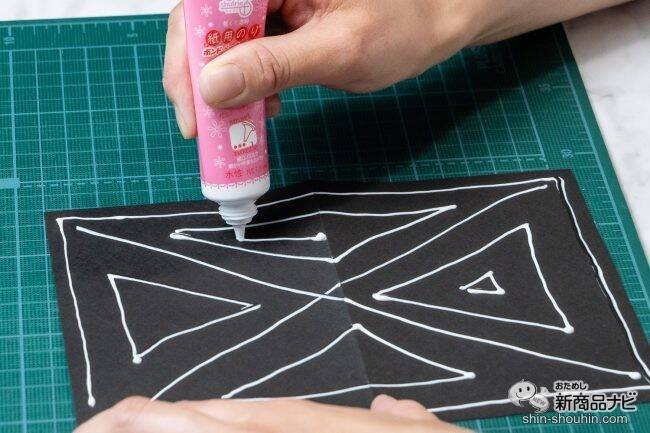 細口ノズルで貼り付け上手！ 親子で楽しむクリスマスカード作りには『ボンド ペーパーキレイ』を使おう！